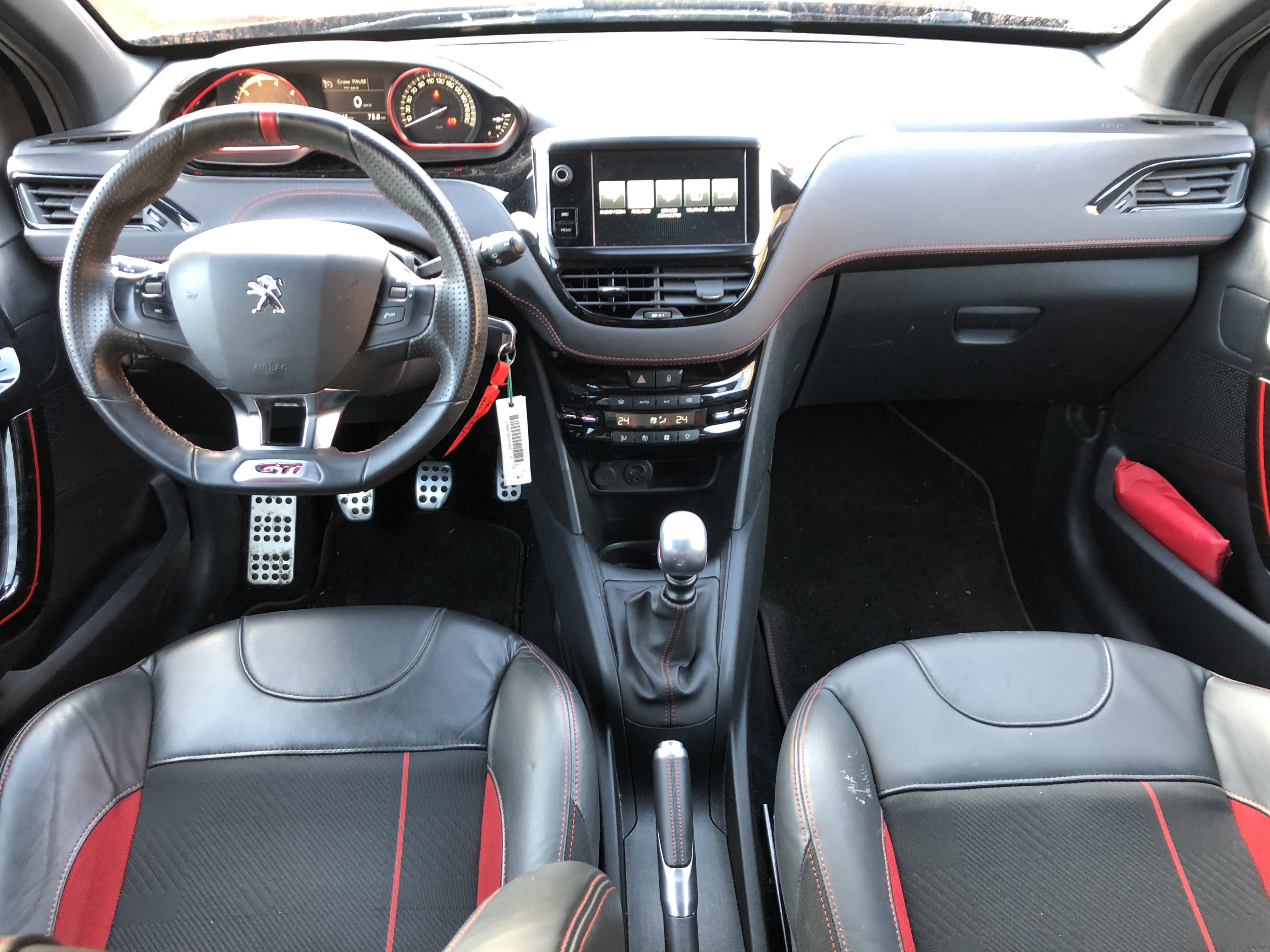 Peugeot 208 GTI - Nettoyage complet intérieur et extérieur près d